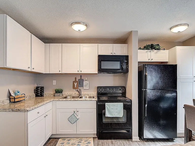 Cambridge Apartments — Photo 11