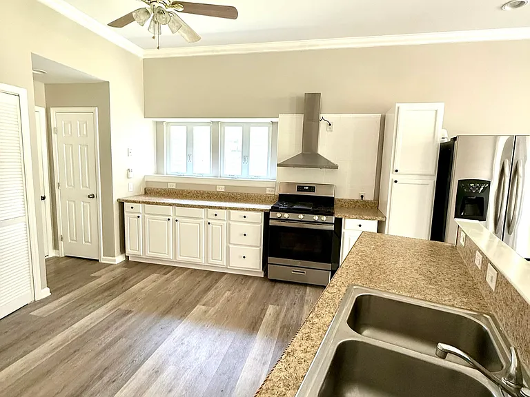 12145 Landing Green Dr — Photo 4