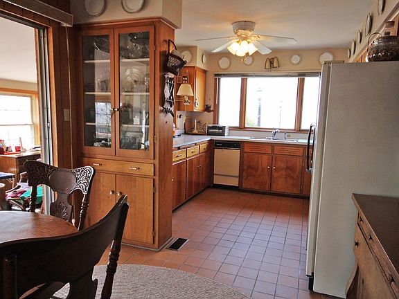 5th image of 422 French Island Trl