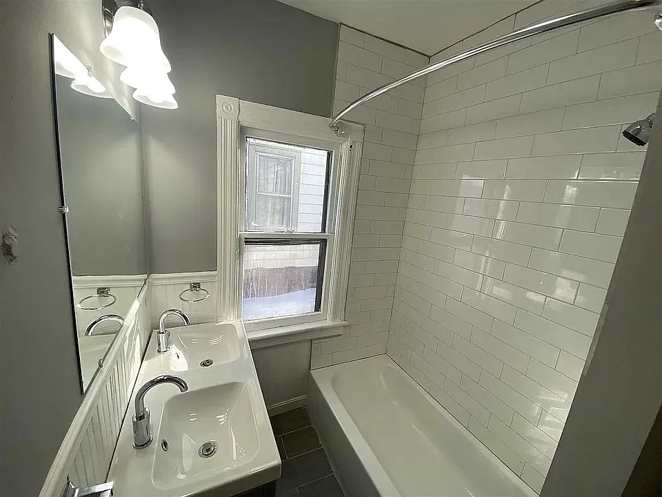 3 bed, 1300 sqft, $2,200 — Photo 3