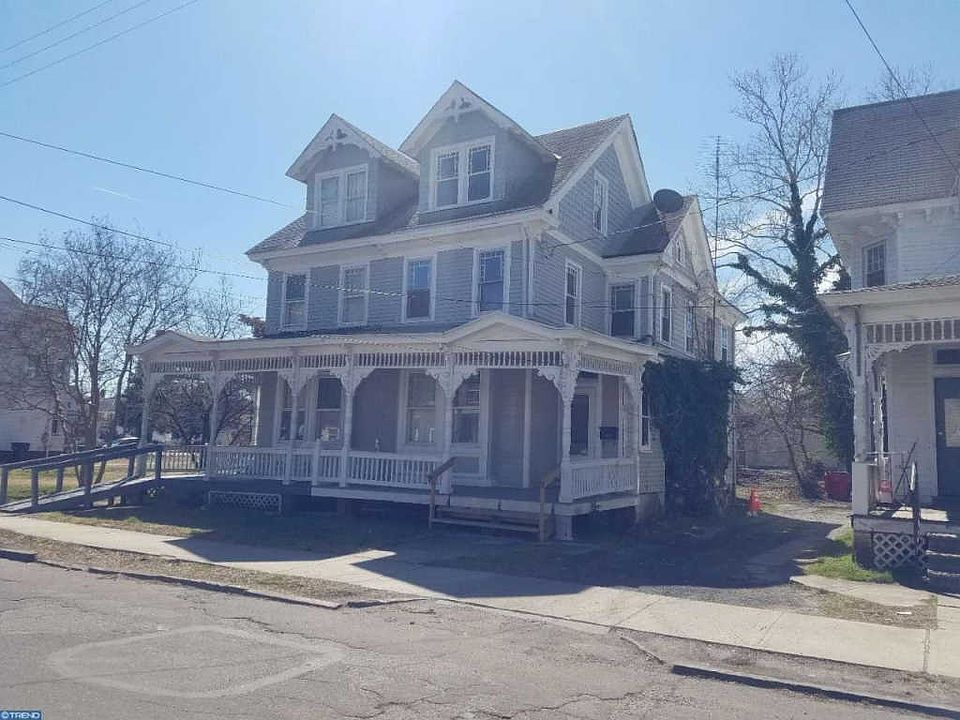 2nd image of 88 Oak St