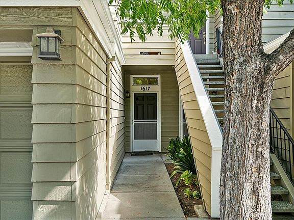 3rd image of 1617 Parkview Green Cir