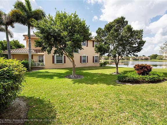 4th image of 3371 Lakeside Dr #27
