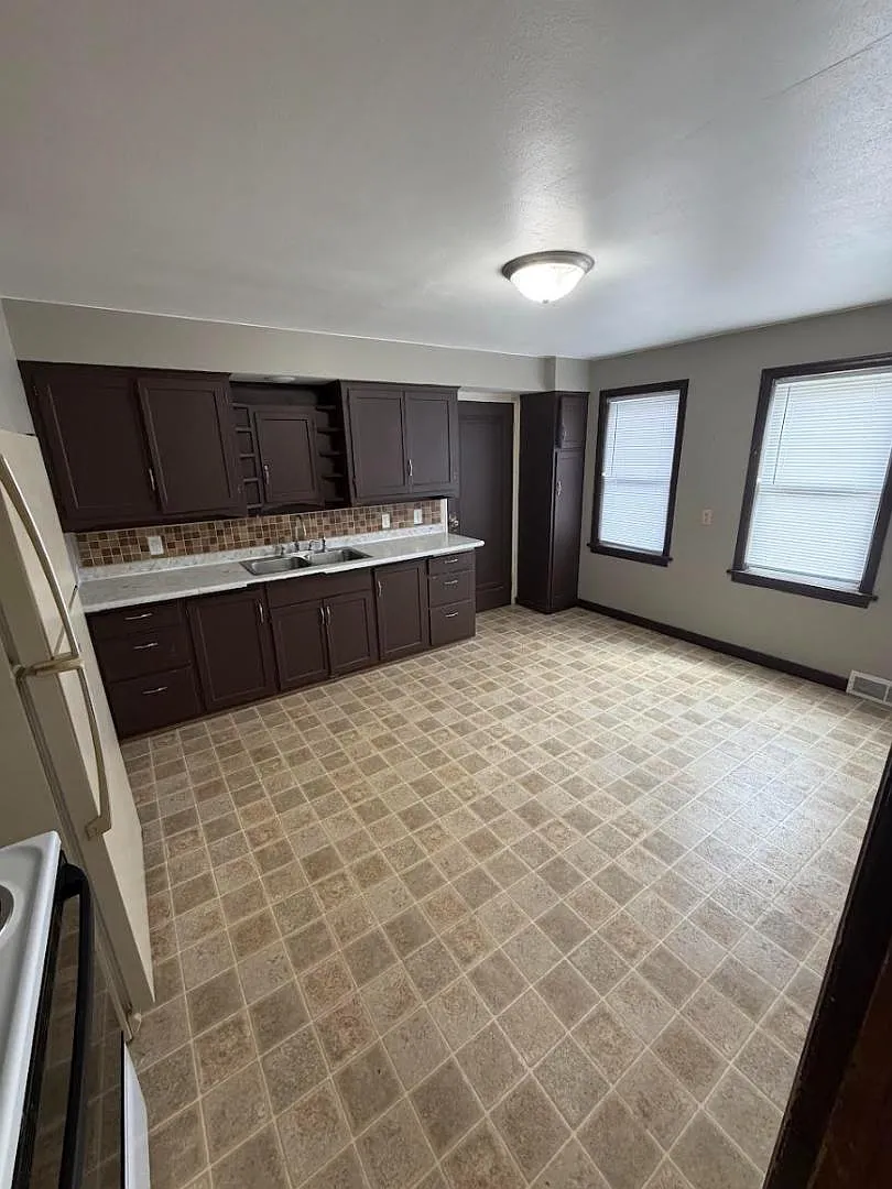 116 W Maes Ave - Unit 2 (116) — Photo 3