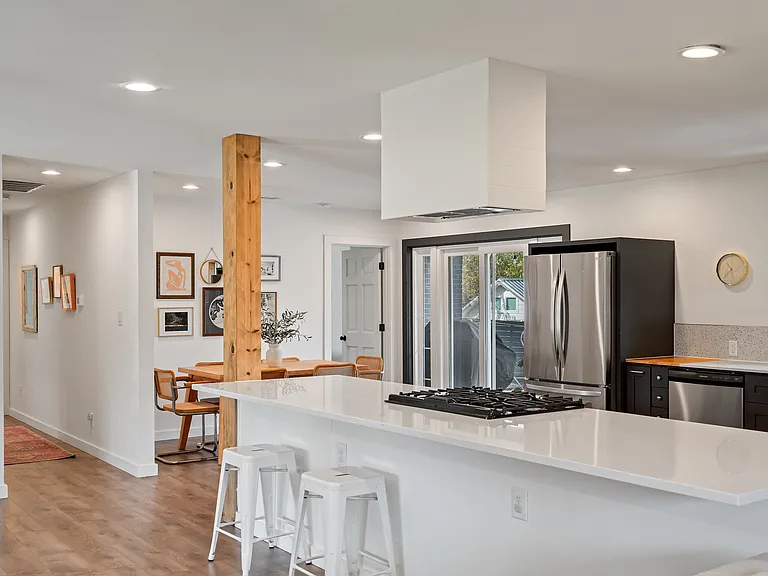 Bar, dining room, kitchen