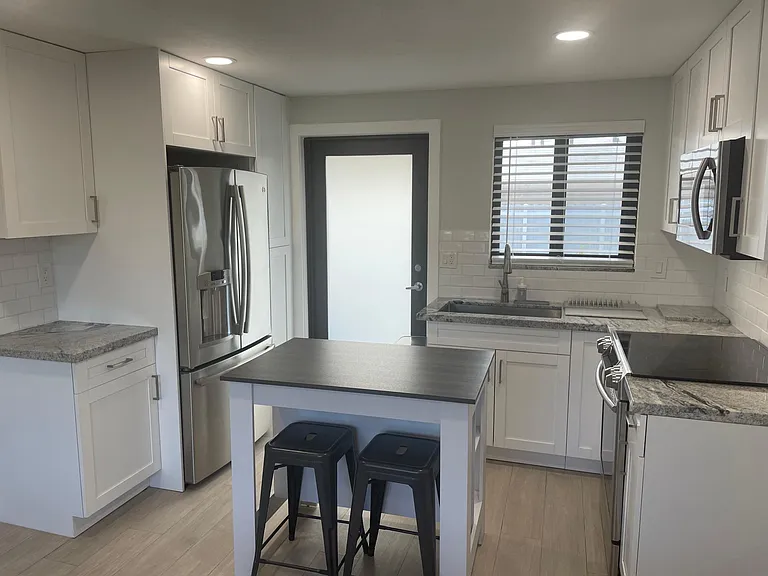510 SE 3rd Ave #A — Photo 4