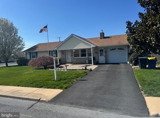 345 W Cedar St, New Holland, PA 17557