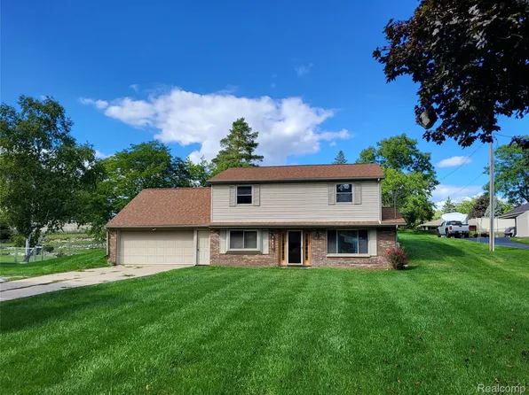 2451 Valleylane Dr, Grand Blanc, MI 48439