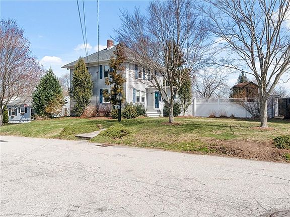 2nd image of 44 Arnold St E
