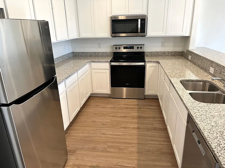 5500 Cherry Ln — Photo 3