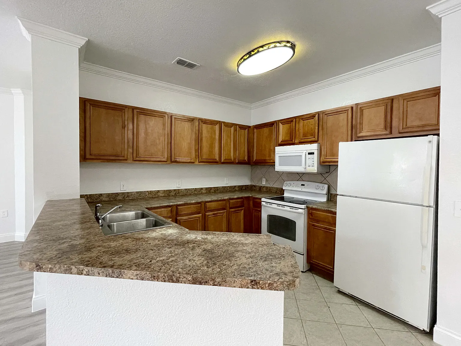 3 bed, 1369 sqft, $1,950 — Photo 3