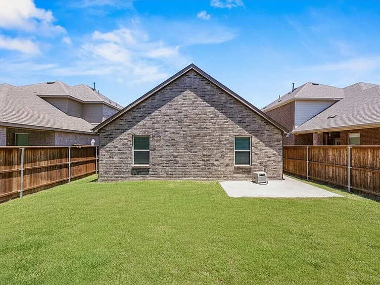 3921 Oak Creek Cir — Photo 29