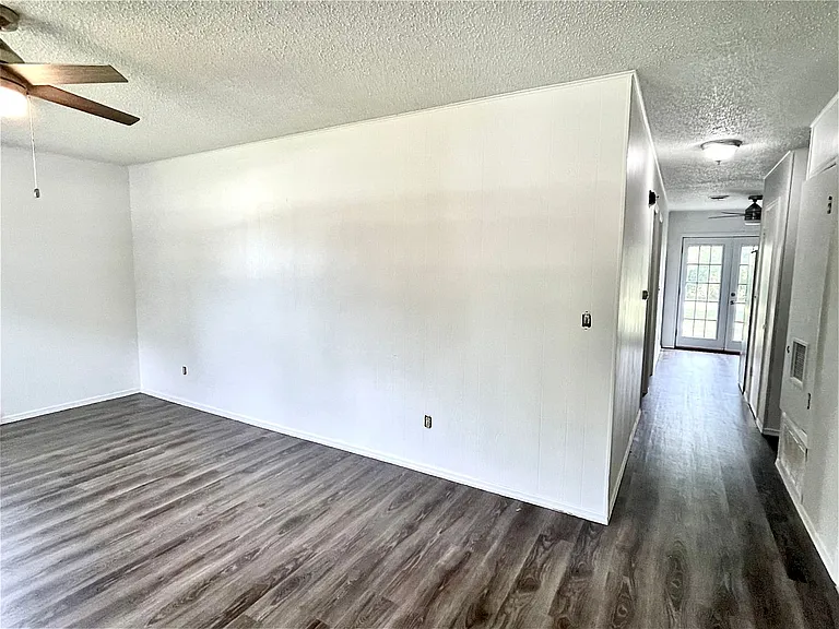 2115 W Emma Ave — Photo 2