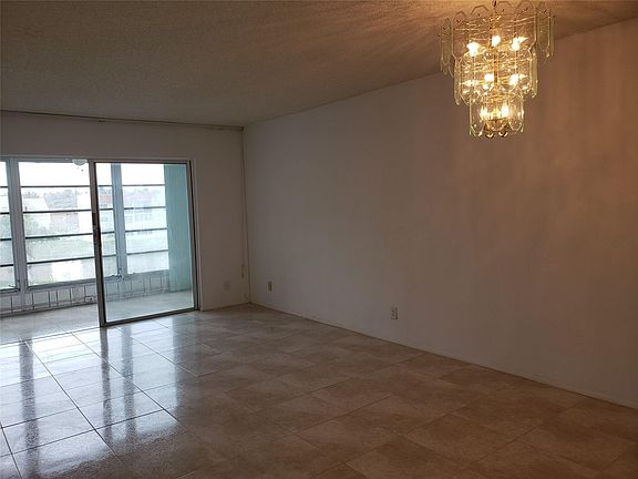 5th image of 2750 W Sunrise Lakes Drive #307