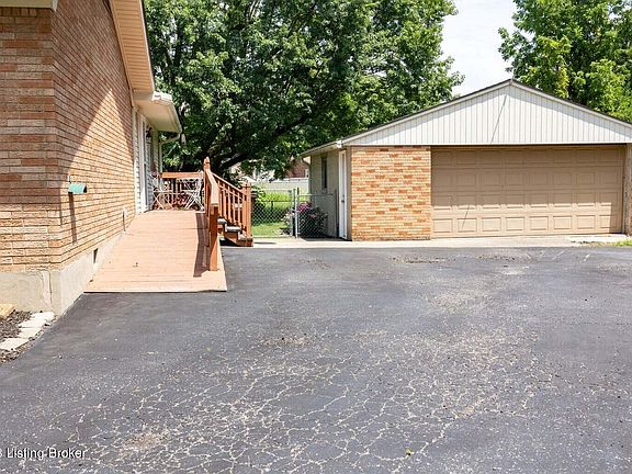 4th image of 7985 Woodbury Dr