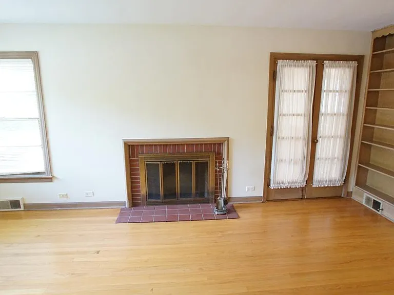 1229 Middlebury Ln — Photo 7