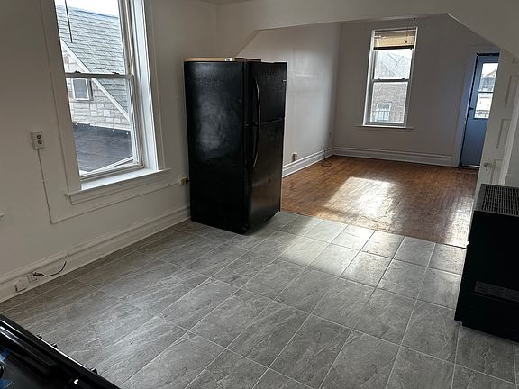 5th image of 2140 S Washtenaw Ave APT 3R