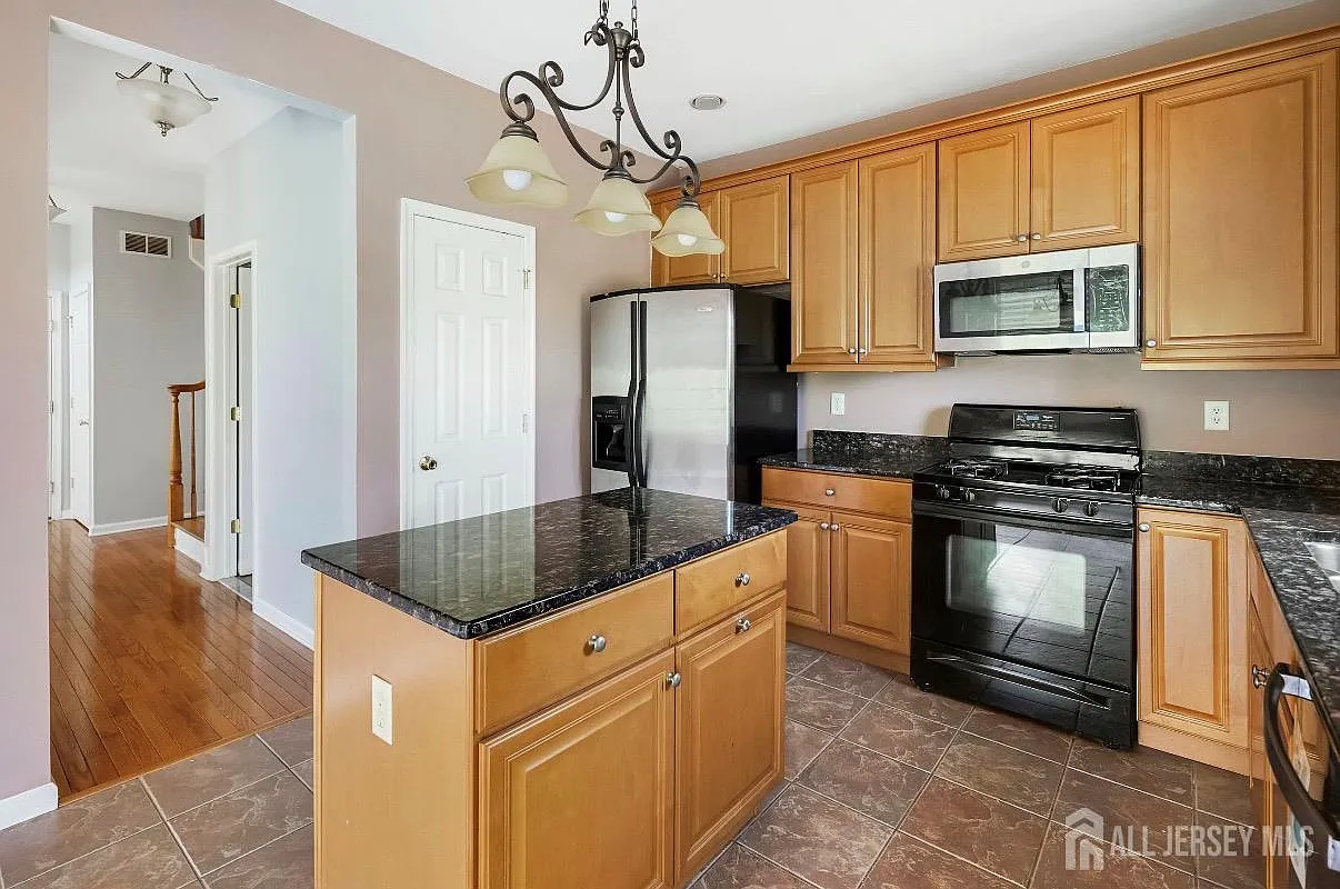 3 bed, 2.5 bath, 2052 sqft, $3,800 — Photo 2