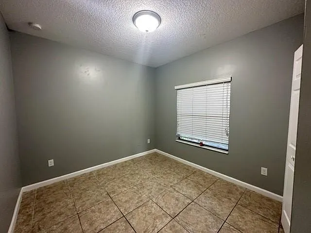 1035 NE 10th Ave #3 — Photo 37