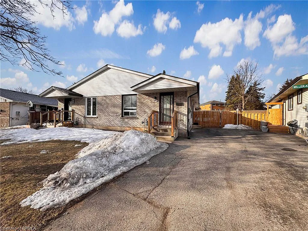 10 Debby Cres photo 1