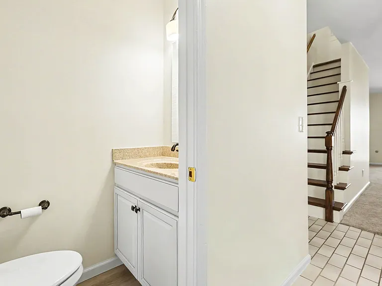 933 E Maple St — Photo 5