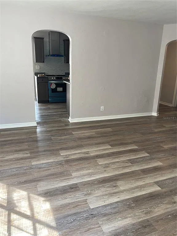 3 bed, 1.0 bath, 1054 sqft, $1,850 — Photo 2
