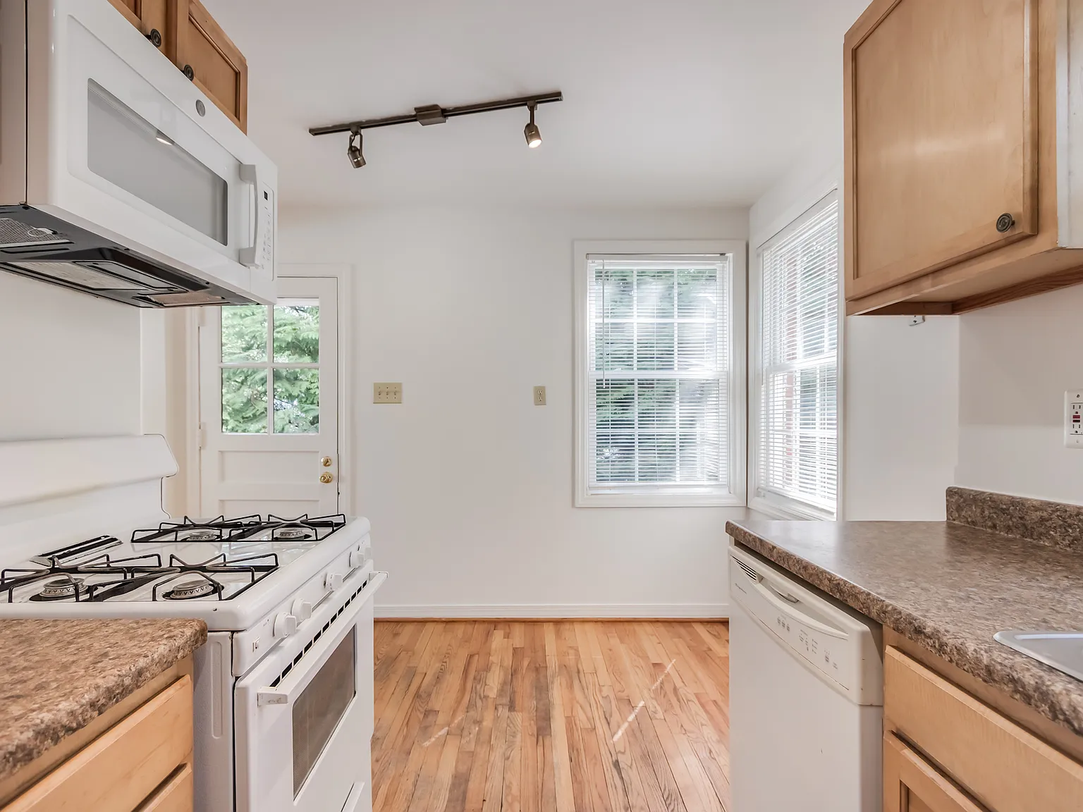 5 bed, $3,300 — Photo 4