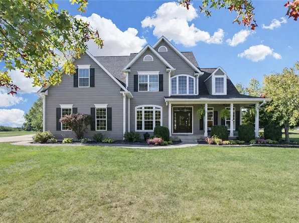 23 Stonegate Dr, Charleston, IL 61920