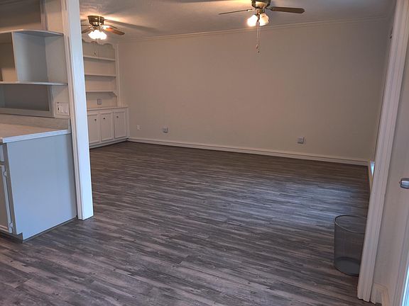 Breakfast & living rooms