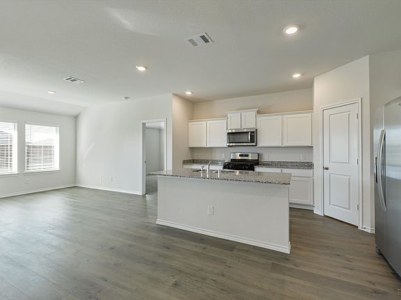 4th image of 1704 Skyline Dr