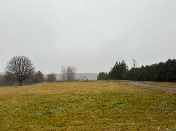 10529 Hill Rd, Swartz Creek, MI 48473