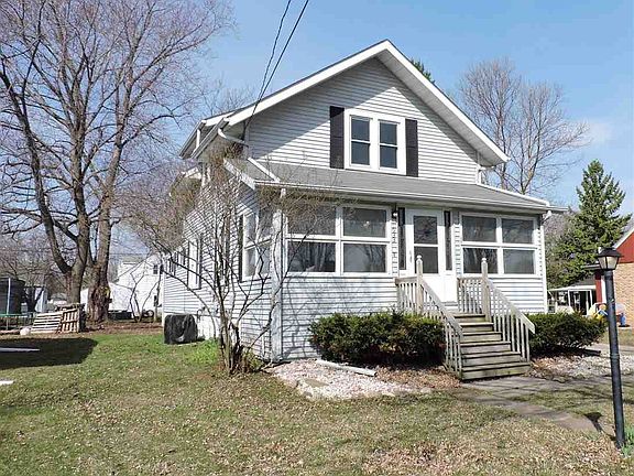 Near shopping and the airport