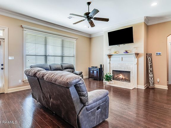 3rd image of 304 Old Heritage Ln