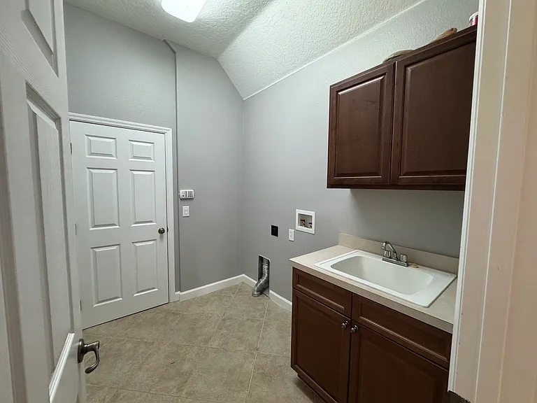142 Harrington Ct — Photo 39