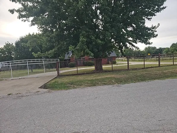 800 Oak Lane Dr, Joshua, TX 76058