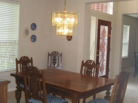 Formal dining room opposite of study with kitchen access