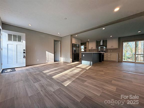 3rd image of 3094 Hollywood Dr