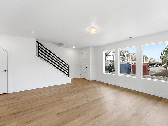 5th image of 144 E Chambord Ct S