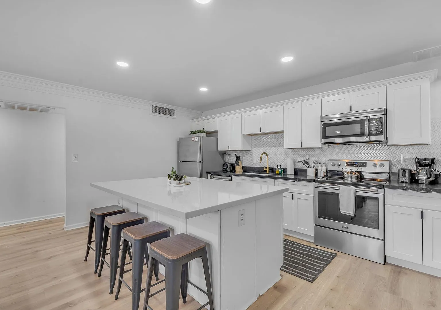 Modern 4BR Scottsdale Home w/ Guest Suite, EV Charger, Huge Backyard & Splash Pad — Photo 1
