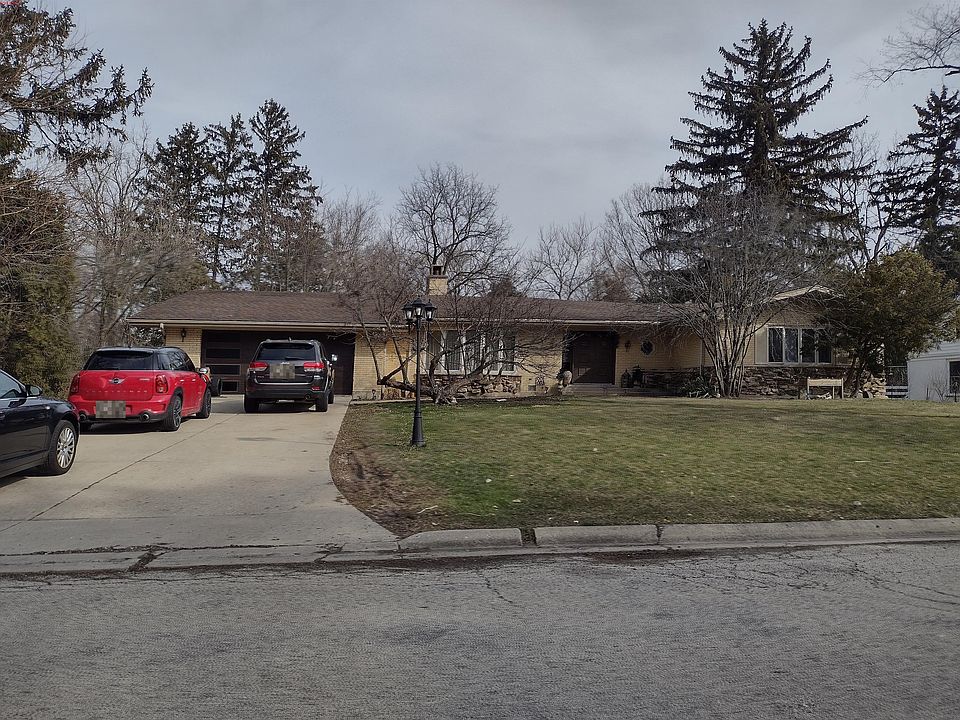 1st image of 32 Essex Ln