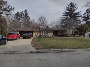 32 Essex Ln, Lincolnshire, IL 60069