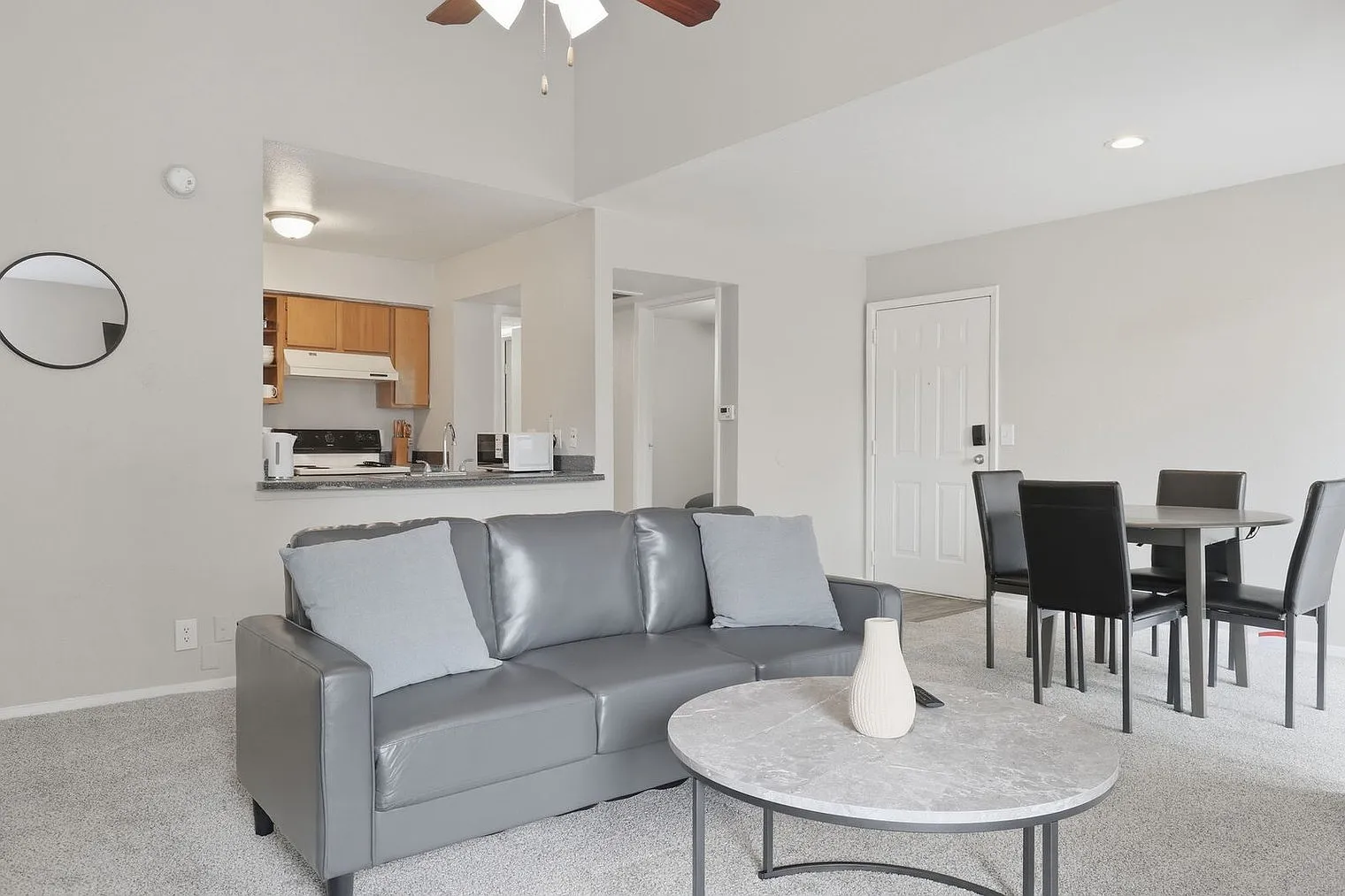 2 bed, 2.0 bath, 10301 sqft, $2,475 — Photo 2