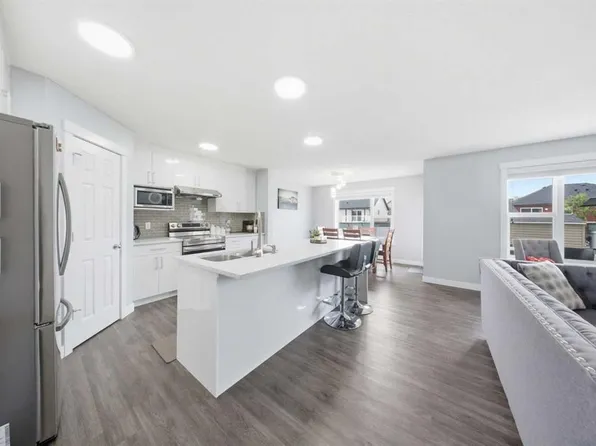19 Marthas Meadow Close E, Calgary, AB T3J 4N7