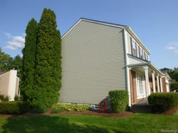 2647 Orbit Dr, Lake Orion, MI 48360