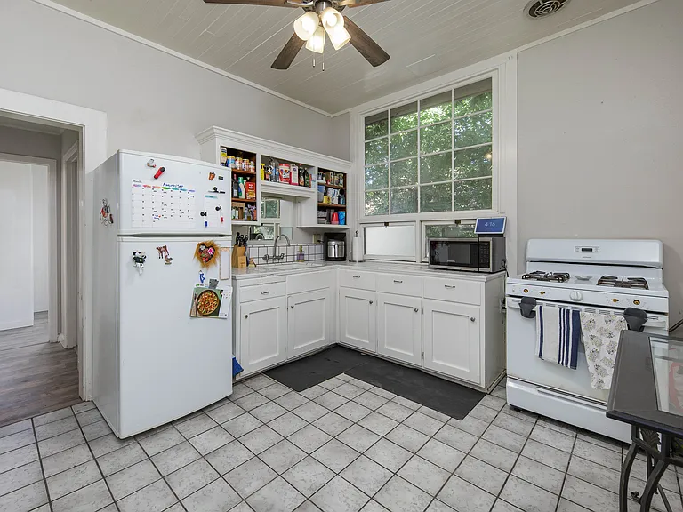 303 E Arcade St — Photo 9