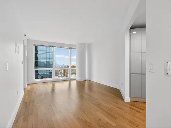 77 Hudson Street image 2 of 28