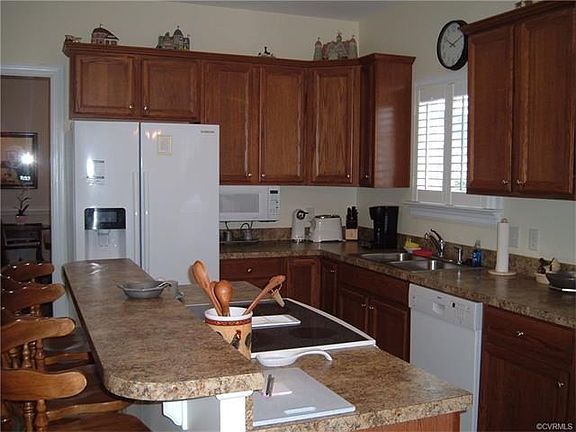 3rd image of 3894 Grove Tavern Ln