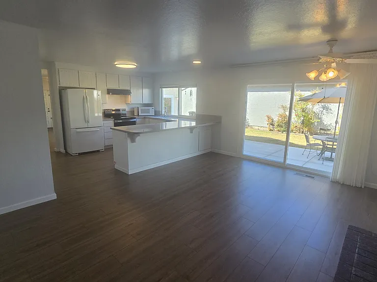 735 Amanda Dr — Photo 11