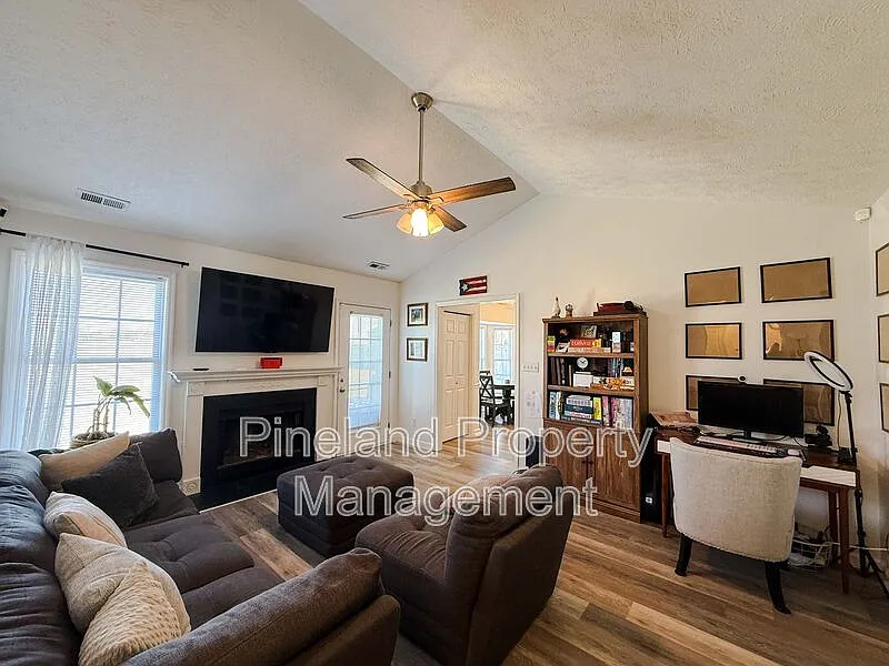 3 bed, 2.0 bath, 1220 sqft, $1,800 — Photo 2