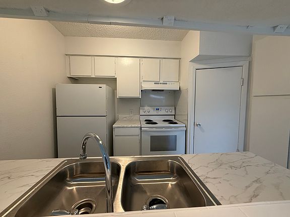 5th image of 223 Sprucewood Ln APT B